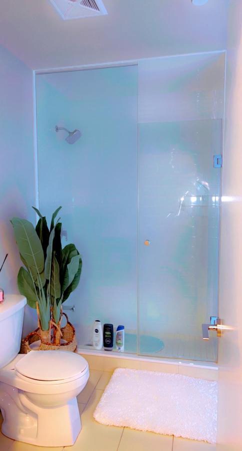 Luxury 2 Bedroom Condo Toronto Bagian luar foto